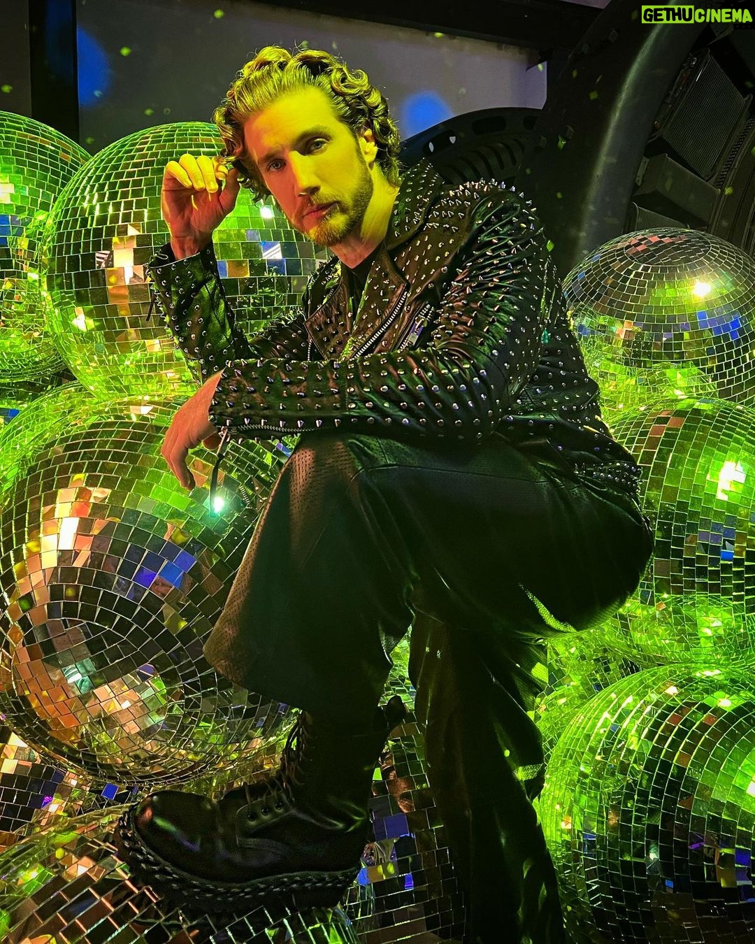 Eugenio Siller Instagram - #AD • Yellow Carpet • No importa qué tan lento avances siempre y cuando no te detengas … #Keepwalking Gracias @johnniewalkermx por una noche espectacular !!! PR: @marthitacarrillo Total look: @secoricardo 🥾: @balenciaga Mexico City, Mexico