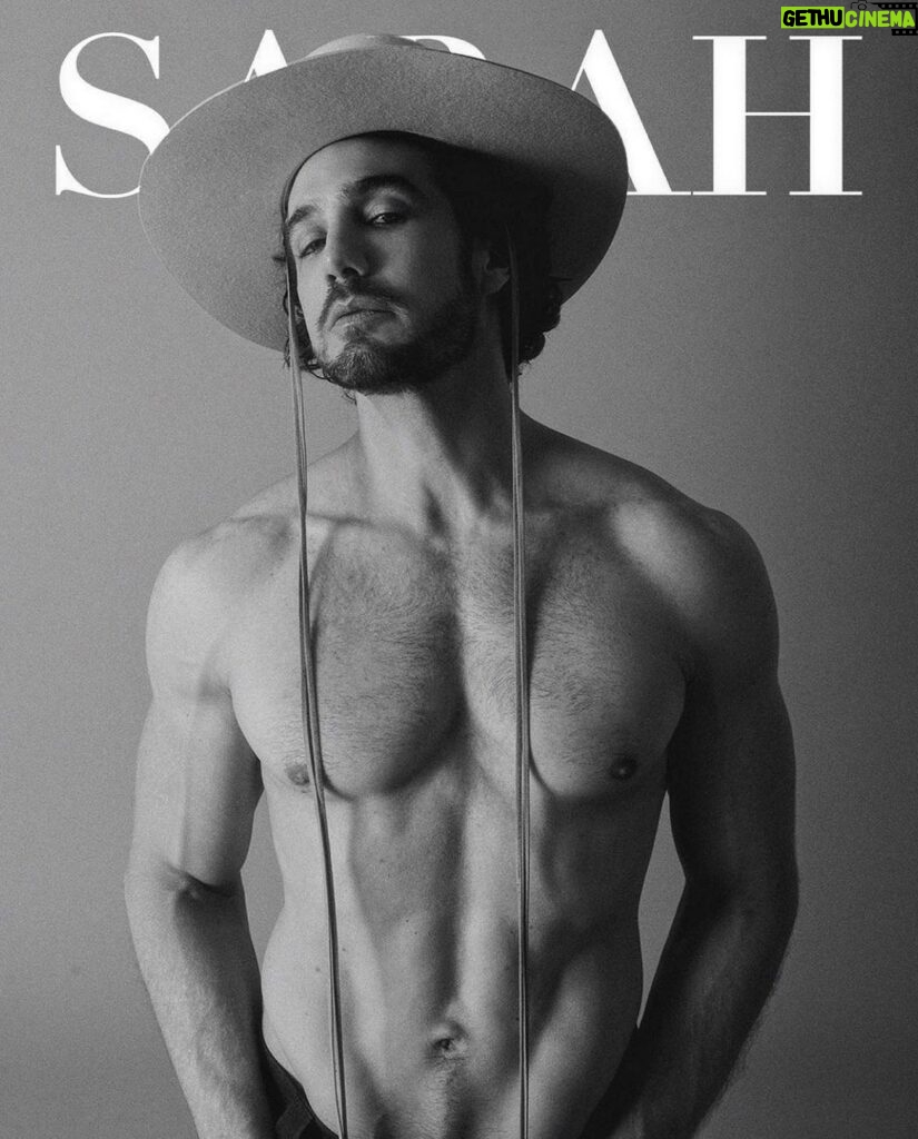 Eugenio Siller Instagram - Gracias @revistasarah por esta portada y entrevista !!! 📸: @diego.bigolin 👕: @sergio.valenzuelach PR: @palomocaro @puntoyapartemk Mexico City, Mexico