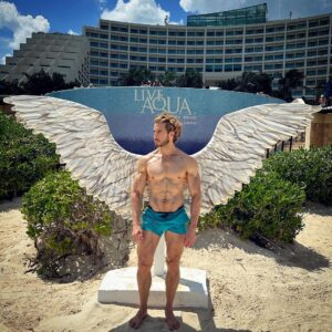Eugenio Siller Instagram - UNTIL YOU SPREAD YOUR WINGS, YOU WILL HAVE NO IDEA HOW FAR YOU CAN FLY.

@liveaquacancun 
#aqualover
#aquacancun
