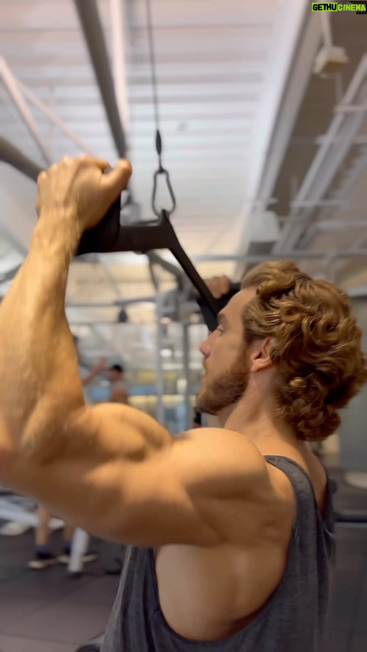 Eugenio Siller Instagram - Back workout today !!! ππΌπ₯ Los Angeles, California