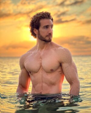 Eugenio Siller Instagram - In my habitat … 🌅 🌊 🧜‍♂️