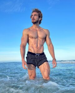 Eugenio Siller Instagram - Looking at the Sun - Positive Energy ➕⚡️ Mirando al Sol - Energía Positiva ☀️ 🔋 Live Aqua Beach Resort Cancun