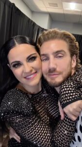 Eugenio Siller Instagram - “REBELDE” fué mi primera participación en una novela hace 18 años. Que gusto cantar con ellos todos sus éxitos en este maravilloso concierto !!!! Gracias @maiteperroni por invitarme a compartir contigo 🫶🏻 … #rbd Los Angeles, California