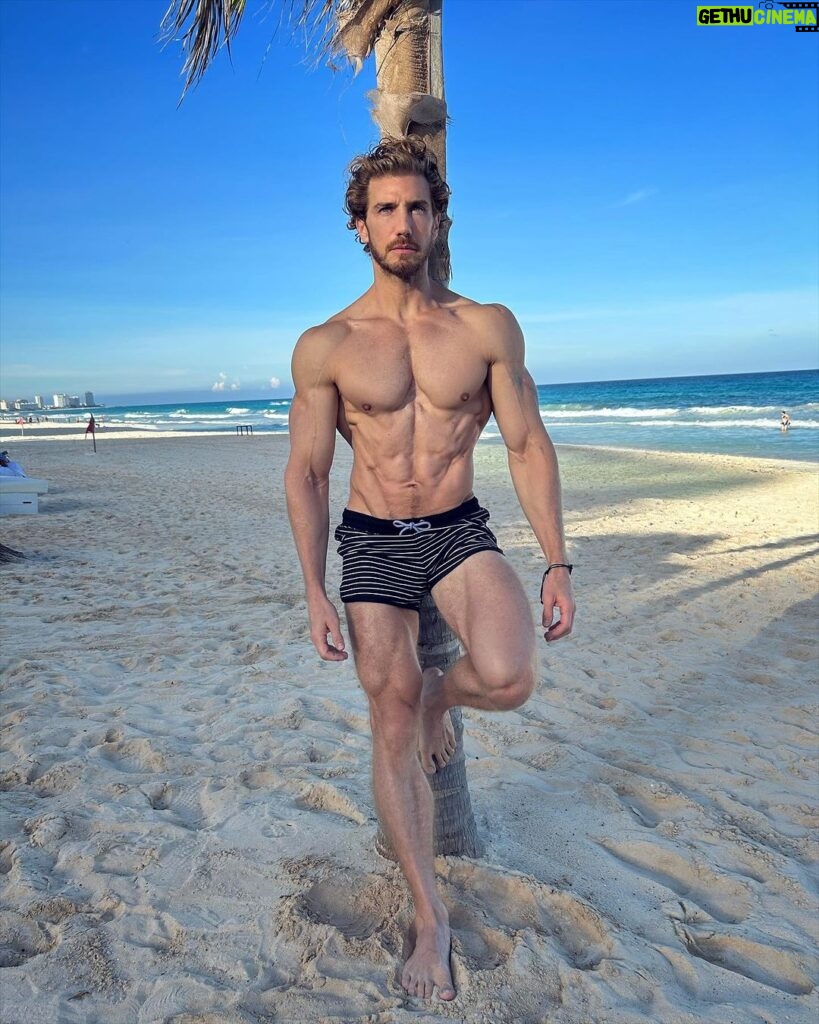Eugenio Siller Instagram - One must maintain a little bit of summer, even in the middle of winter …