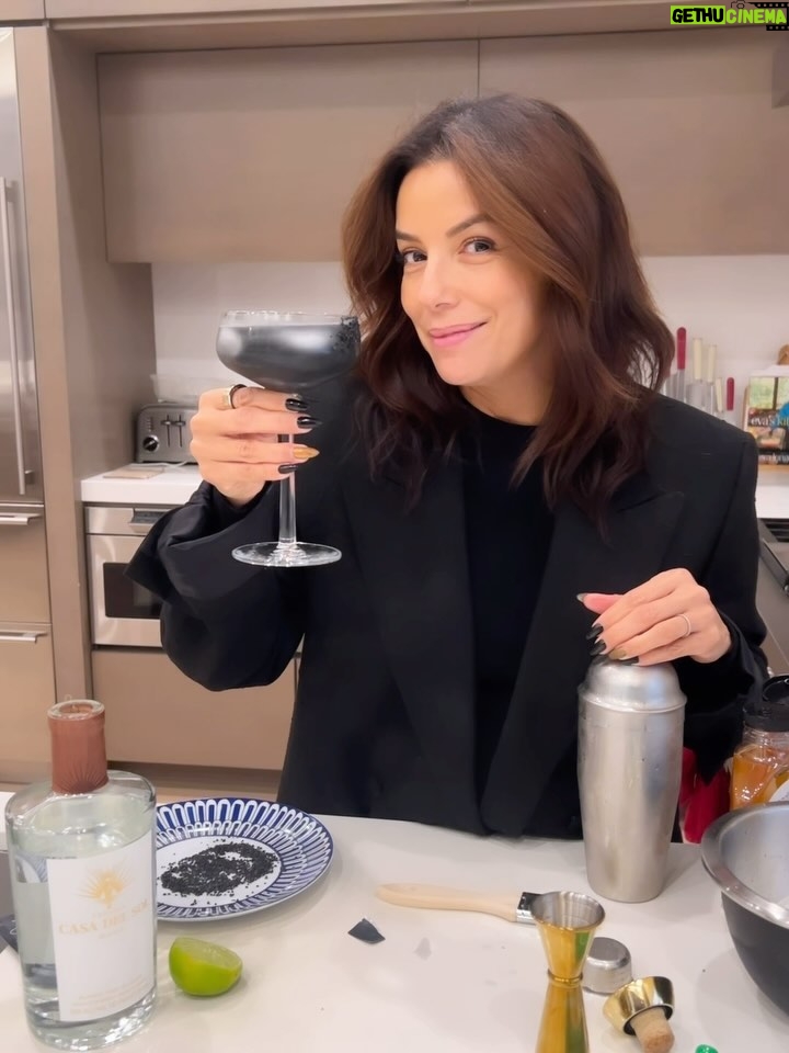 Eva Longoria Instagram - Happy National Margarita Day! Y’all know this is my favorite holiday so in celebration, here’s a healthy spin on our classic @casadelsoltequila marg recipe 😉 Salud! 2 OZ @casadelsoltequila BLANCO 1 OZ FRESH LIME JUICE 1/2 OZ LIGHT AGAVE 1/8 TSP ACTIVATED CHARCOAL BLACK SALT