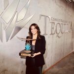 Eva Longoria Instagram – Beyond honored to have received the Eagle in Flight award by @crt_tequila, the highest award that this honorable institution gives, for my commitment to ensuring a real and lasting impact in the tequila industry. It’s always been my mission to honor my Mexican heritage and empower women and I’m so humbled to receive this award that represents the essence of Mexican culture. 🇲🇽 

Me siento mas que honrada por haber recibido el premio Águila en Vuelo de @crt_tequila , el premio más alto que esta honorable institución da, por mi compromiso en asegurar un impacto real y duradero en la industria del tequila. Siempre ha sido mi misión honrar mi herencia mexicana y empoderar a las mujeres y estoy muy agradecida de recibir este premio que representa la esencia de la cultura mexicana. 🇲🇽