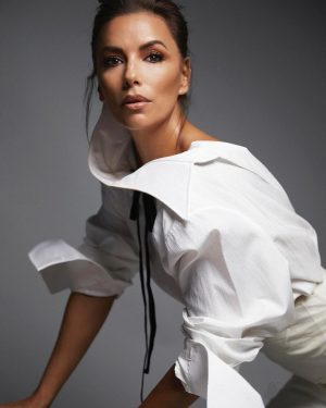 Eva Longoria Instagram - Gracias @harpersbazaares por el premio Cinema Women of the Year 🤍 Estoy tan honrada! 

Thank you @harpersbazaares for the Cinema Women of the Year award 🤍 I’m so honored!

Styling: @diegosernah 
MU: @beautybyelan 
Hair: @kenpaves