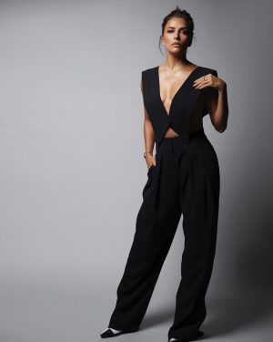 Eva Longoria Instagram - Gracias @harpersbazaares por el premio Cinema Women of the Year 🤍 Estoy tan honrada! 

Thank you @harpersbazaares for the Cinema Women of the Year award 🤍 I’m so honored!

Styling: @diegosernah 
MU: @beautybyelan 
Hair: @kenpaves