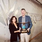 Eva Longoria Instagram – Beyond honored to have received the Eagle in Flight award by @crt_tequila, the highest award that this honorable institution gives, for my commitment to ensuring a real and lasting impact in the tequila industry. It’s always been my mission to honor my Mexican heritage and empower women and I’m so humbled to receive this award that represents the essence of Mexican culture. 🇲🇽
Me siento mas que honrada por haber recibido el premio Águila en Vuelo de @crt_tequila , el premio más alto que esta honorable institución da, por mi compromiso en asegurar un impacto real y duradero en la industria del tequila. Siempre ha sido mi misión honrar mi herencia mexicana y empoderar a las mujeres y estoy muy agradecida de recibir este premio que representa la esencia de la cultura mexicana. 🇲🇽