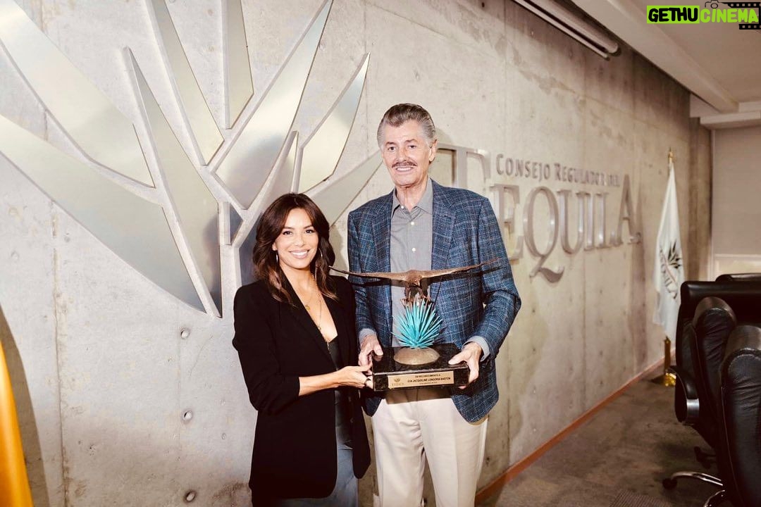 Eva Longoria Instagram - Beyond honored to have received the Eagle in Flight award by @crt_tequila, the highest award that this honorable institution gives, for my commitment to ensuring a real and lasting impact in the tequila industry. It’s always been my mission to honor my Mexican heritage and empower women and I’m so humbled to receive this award that represents the essence of Mexican culture. 🇲🇽 Me siento mas que honrada por haber recibido el premio Águila en Vuelo de @crt_tequila , el premio más alto que esta honorable institución da, por mi compromiso en asegurar un impacto real y duradero en la industria del tequila. Siempre ha sido mi misión honrar mi herencia mexicana y empoderar a las mujeres y estoy muy agradecida de recibir este premio que representa la esencia de la cultura mexicana. 🇲🇽