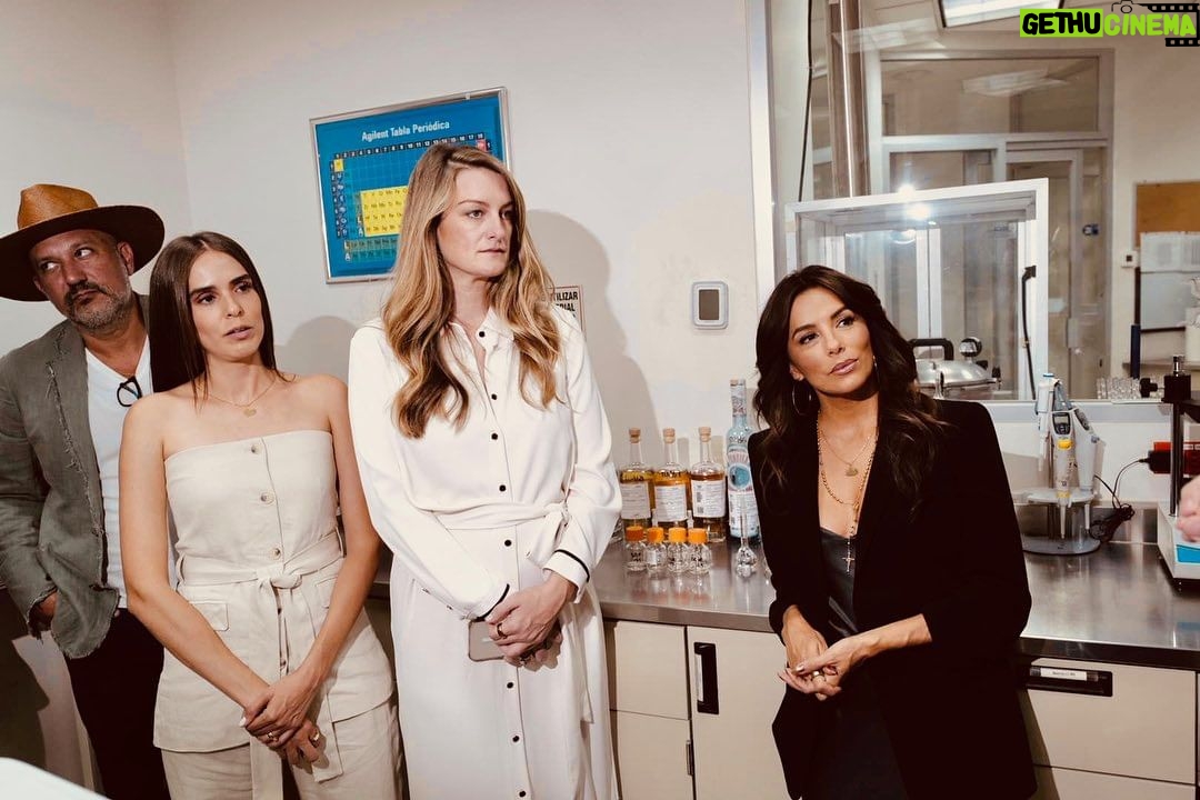 Eva Longoria Instagram - Beyond honored to have received the Eagle in Flight award by @crt_tequila, the highest award that this honorable institution gives, for my commitment to ensuring a real and lasting impact in the tequila industry. It’s always been my mission to honor my Mexican heritage and empower women and I’m so humbled to receive this award that represents the essence of Mexican culture. 🇲🇽 Me siento mas que honrada por haber recibido el premio Águila en Vuelo de @crt_tequila , el premio más alto que esta honorable institución da, por mi compromiso en asegurar un impacto real y duradero en la industria del tequila. Siempre ha sido mi misión honrar mi herencia mexicana y empoderar a las mujeres y estoy muy agradecida de recibir este premio que representa la esencia de la cultura mexicana. 🇲🇽