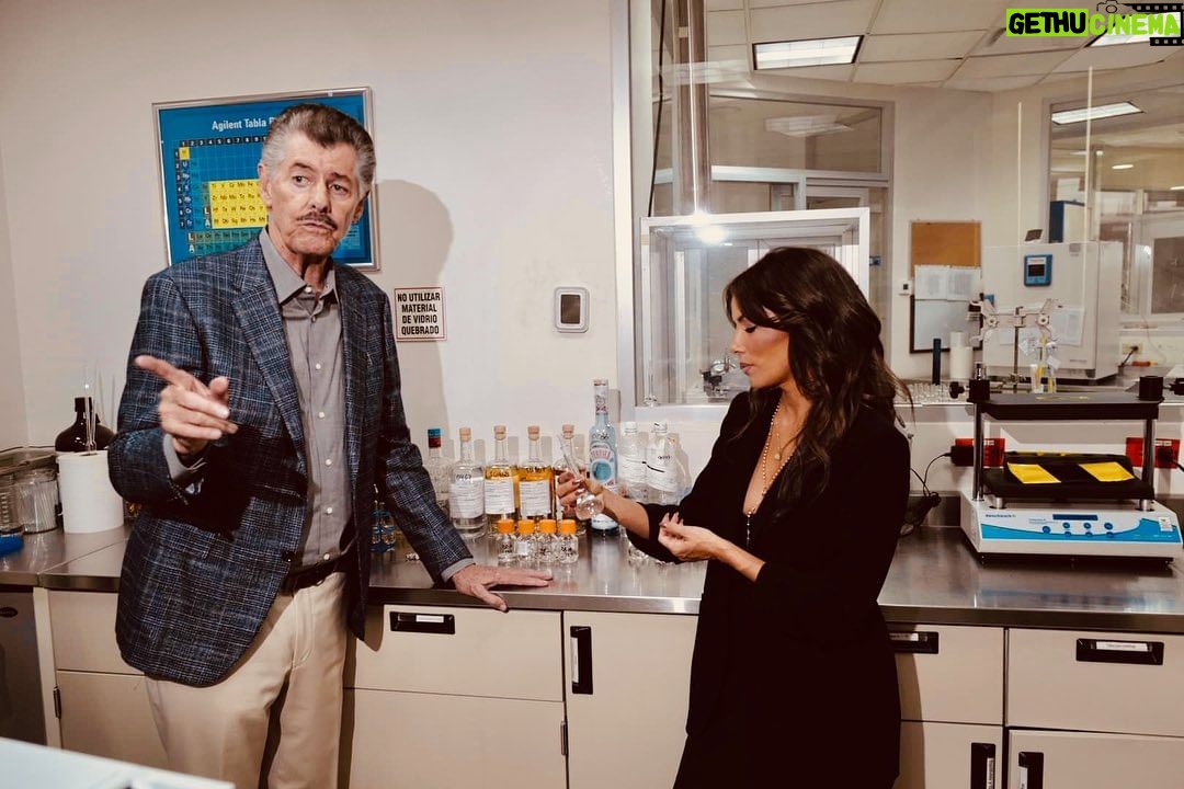 Eva Longoria Instagram - Beyond honored to have received the Eagle in Flight award by @crt_tequila, the highest award that this honorable institution gives, for my commitment to ensuring a real and lasting impact in the tequila industry. It’s always been my mission to honor my Mexican heritage and empower women and I’m so humbled to receive this award that represents the essence of Mexican culture. 🇲🇽 Me siento mas que honrada por haber recibido el premio Águila en Vuelo de @crt_tequila , el premio más alto que esta honorable institución da, por mi compromiso en asegurar un impacto real y duradero en la industria del tequila. Siempre ha sido mi misión honrar mi herencia mexicana y empoderar a las mujeres y estoy muy agradecida de recibir este premio que representa la esencia de la cultura mexicana. 🇲🇽