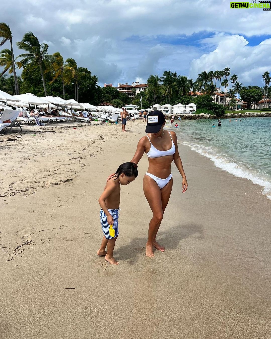 Eva Longoria Instagram - Miami things 🌴🦩 Miami Beach, Florida