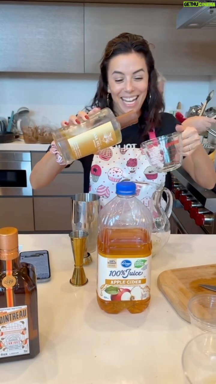 Eva Longoria Instagram - Tis the season for apple cider margaritas ๐ Soo good!! Yโall gotta recreate this one and let me know what you think. Happy holidays!๐ค