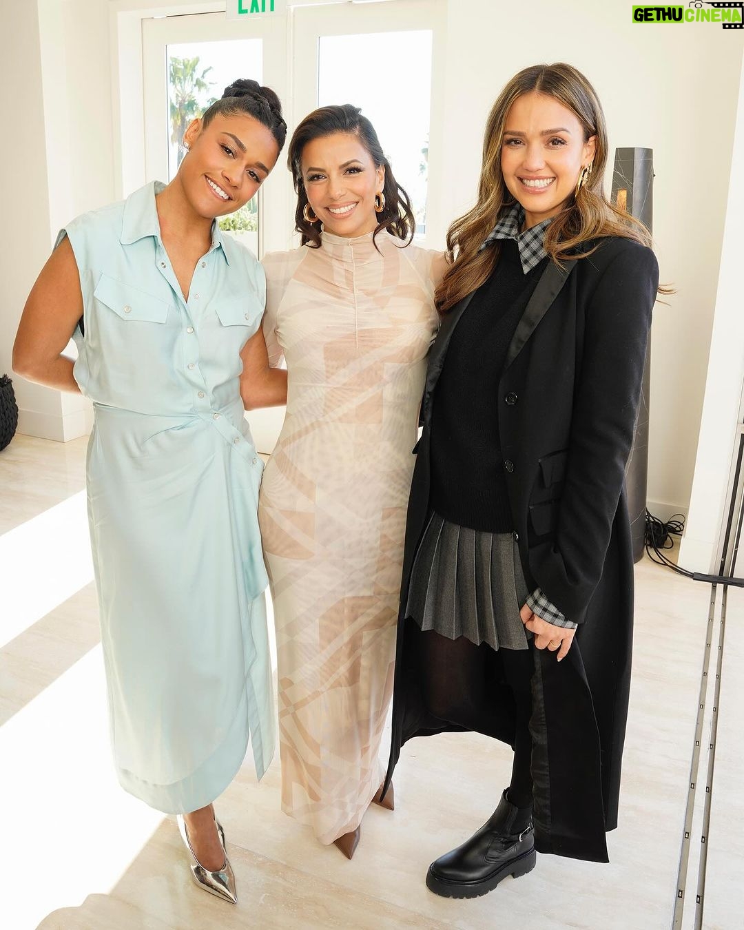 Eva Longoria Instagram - I’m still on cloud 9 from all the love and community that I felt on Saturday! Thank you @arianadebose for hosting a beautiful brunch that celebrated the wonderful journey @flaminhotmovie has taken us on. I’ve always said my favorite room to be in is with these people right here and I couldn’t thank each and every one of you enough. And special thank you to team #Equis! Love y’all❤️🔥 Hair: @kenpaves MU: @beautybyelan Styling: @stylememaeve Location: @mo_residencesbeverlyhills @shvo Mandarin Oriental Residences, Beverly Hills