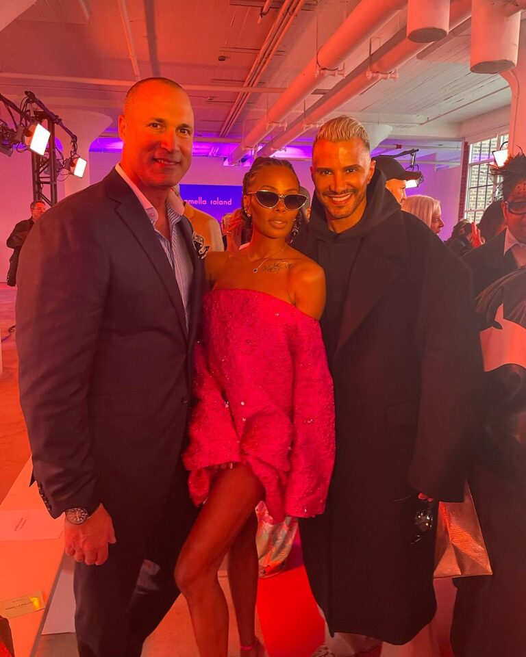 Eva Marcille Instagram - Thank you @pamellaroland for a beautiful collection💐 and it was so perfect to see my fashion gurus @nigelbarker and @mrjaymanuel #nyfw
