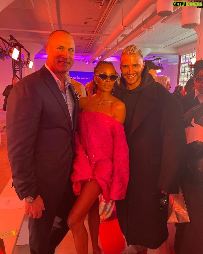 Eva Marcille Instagram - Thank you @pamellaroland for a beautiful collection💐 and it was so perfect to see my fashion gurus @nigelbarker and @mrjaymanuel #nyfw