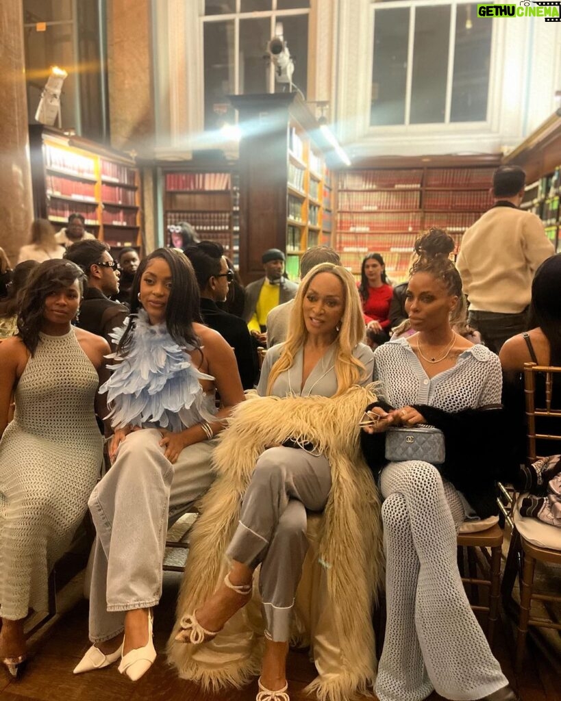 Eva Marcille Instagram - Thank you @tiffanybrowndesigns what a beautiful collection Queen Congratulations! What a pleasure is was to meet @alexisgfloyd and see my @officialkarenhuger 🌻 #NYFW