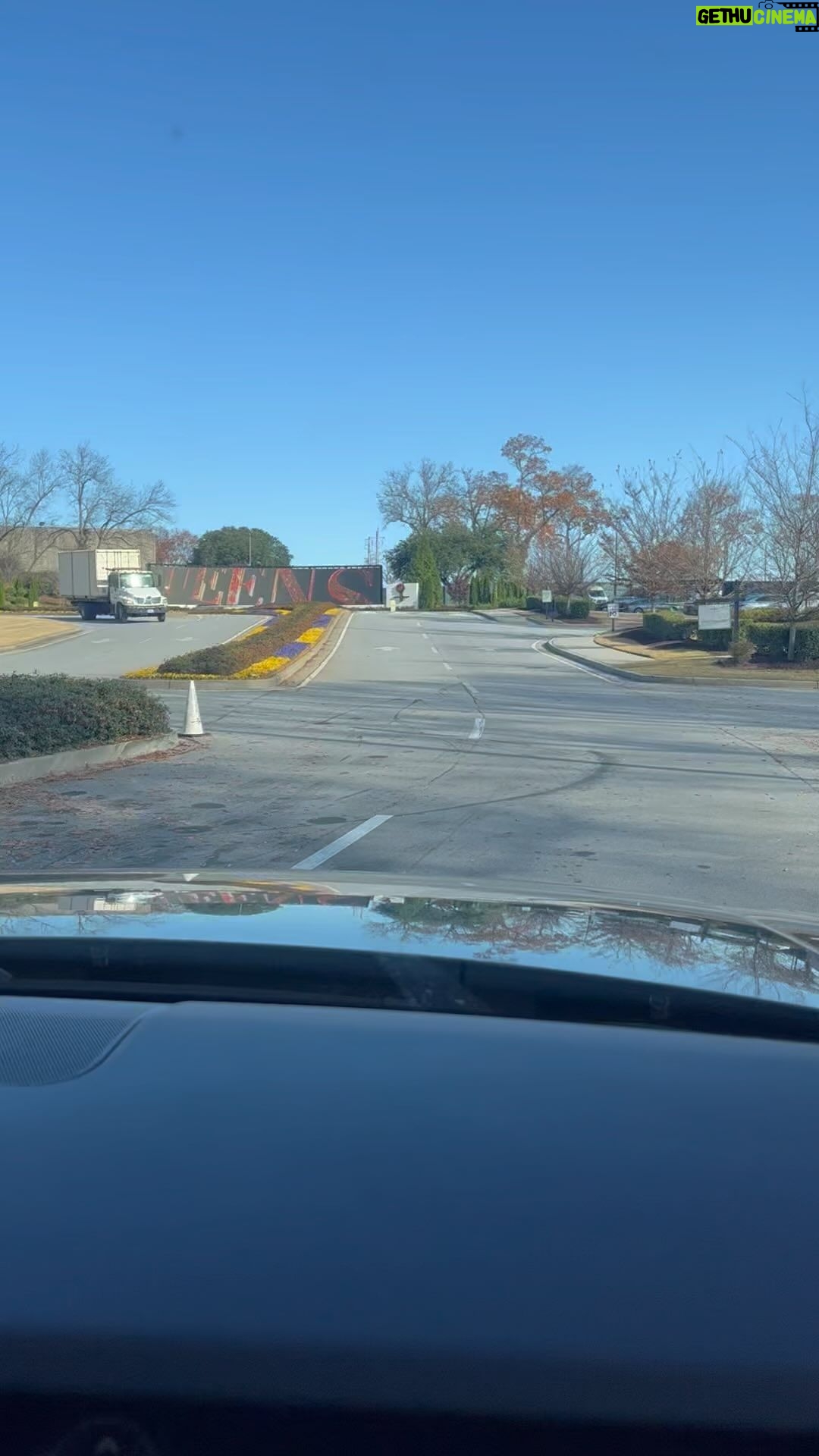 Eva Marcille Instagram - Say you love your job without saying you love your job!!!! #blessed #actorslife #tps #artistspace #playground #madam 🌻