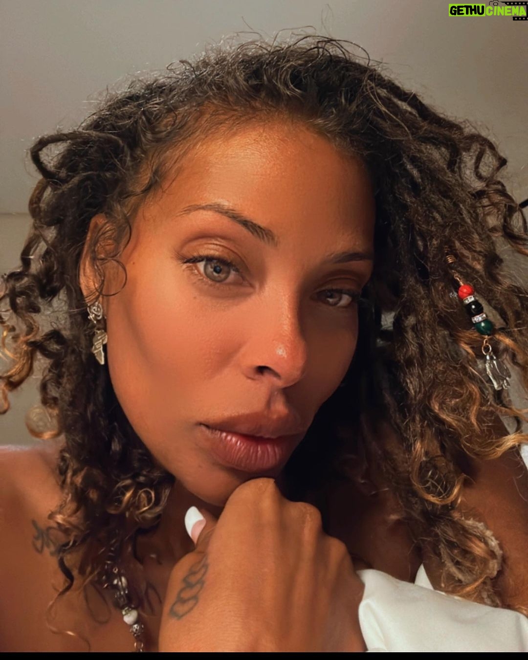 Eva Marcille Instagram - Find your joy, then get up and go get your blessings 🌻 Happy Tuesday ✨
