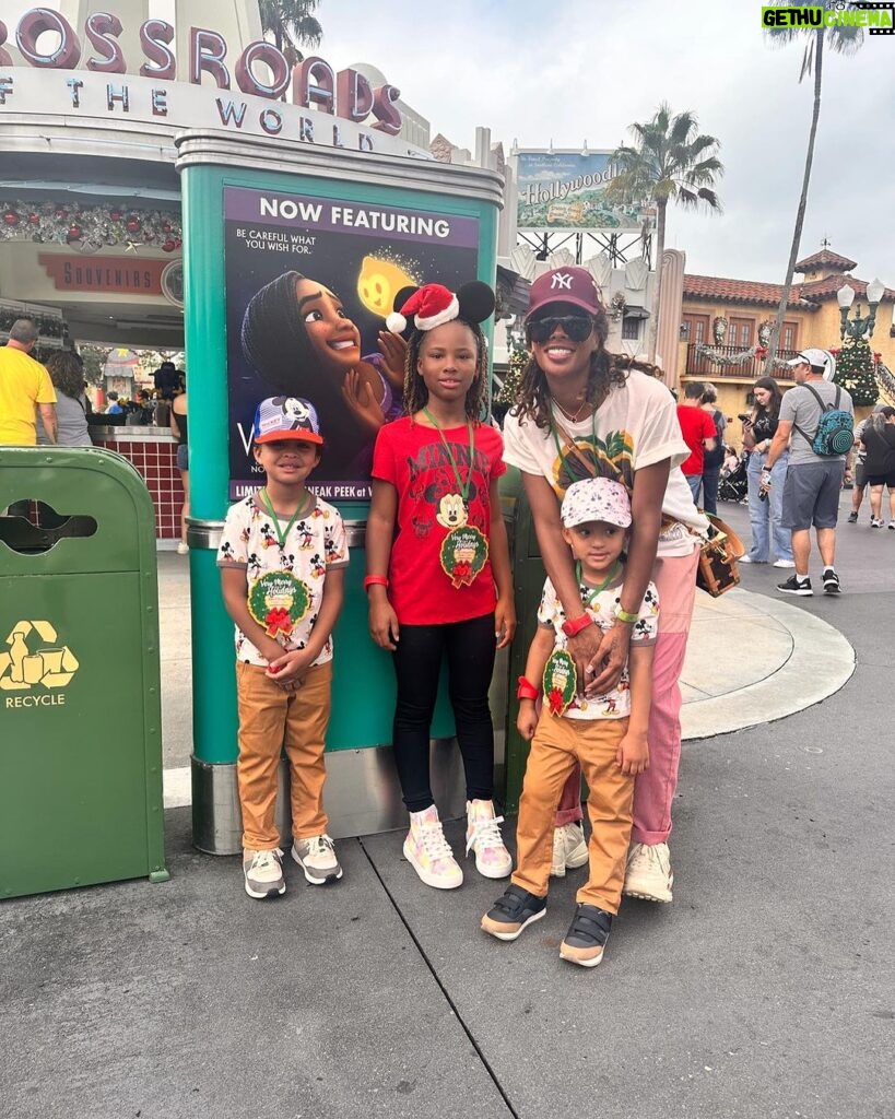 Eva Marcille Instagram - Disney World look👀 out, we’re here!!! We are kicking off our Very Merry Holidays #wdwholidays