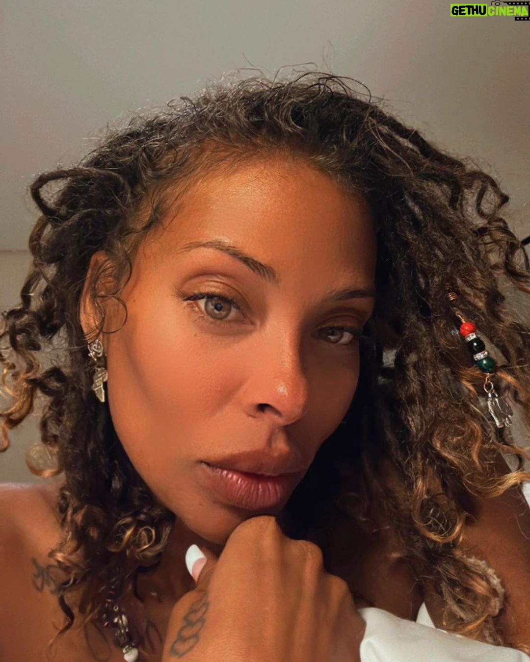 Eva Marcille Instagram - Find your joy, then get up and go get your blessings 🌻 Happy Tuesday ✨