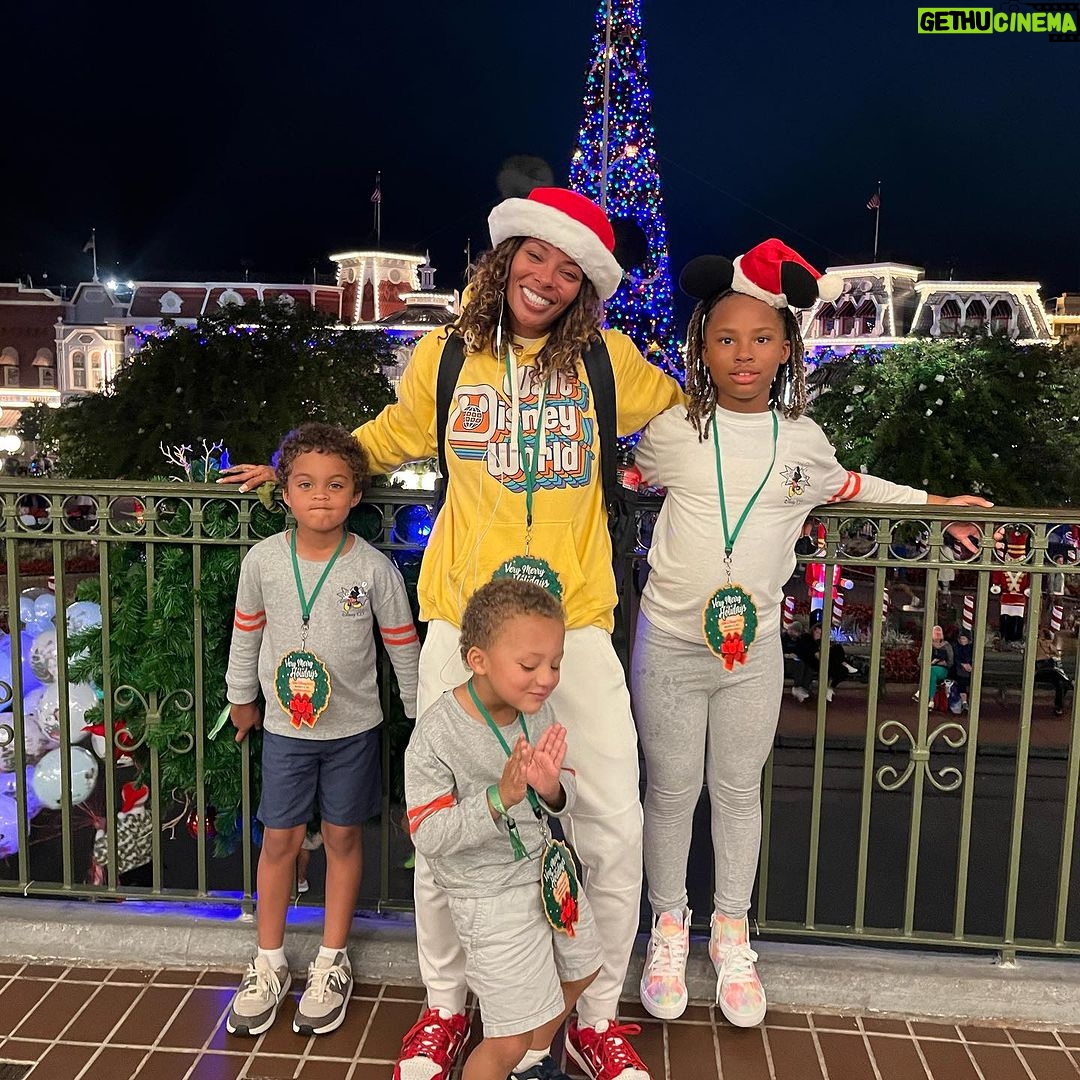 Eva Marcille Instagram - @waltdisneyworld was so lit! Me and mine 🌻🌻🌻 had us a time! #bigkid #momlife #wdwholidays
