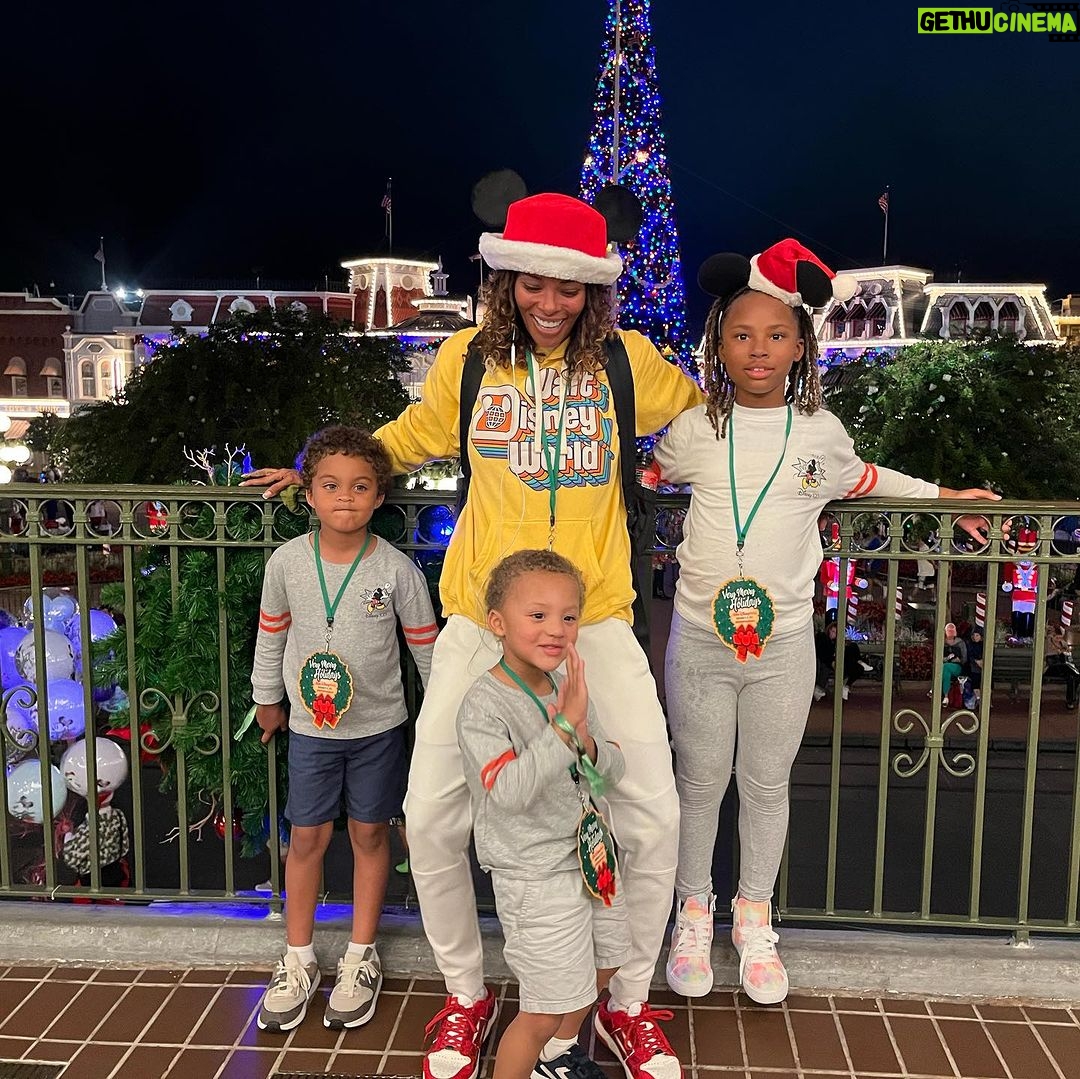 Eva Marcille Instagram - @waltdisneyworld was so lit! Me and mine 🌻🌻🌻 had us a time! #bigkid #momlife #wdwholidays