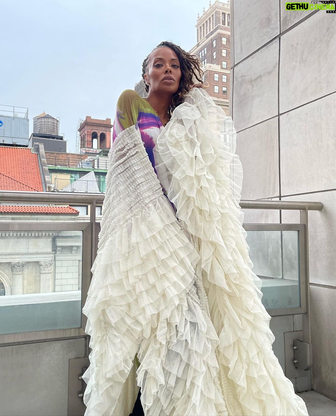 Eva Marcille Instagram - @yuteerone #nyfw On my way! 🌻