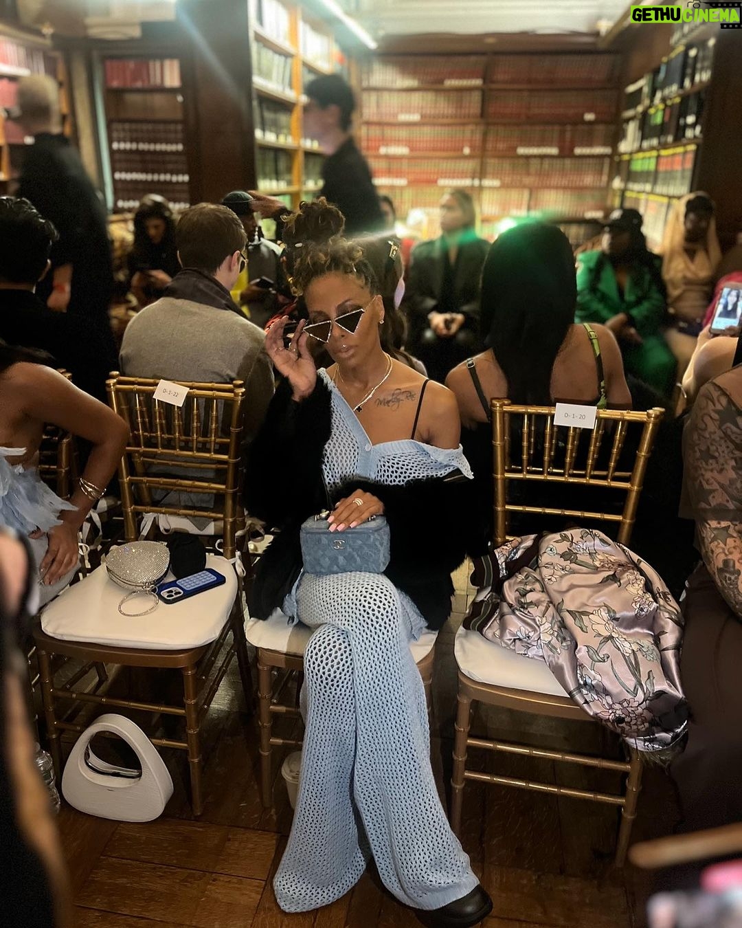 Eva Marcille Instagram - Thank you @tiffanybrowndesigns what a beautiful collection Queen Congratulations! What a pleasure is was to meet @alexisgfloyd and see my @officialkarenhuger 🌻 #NYFW