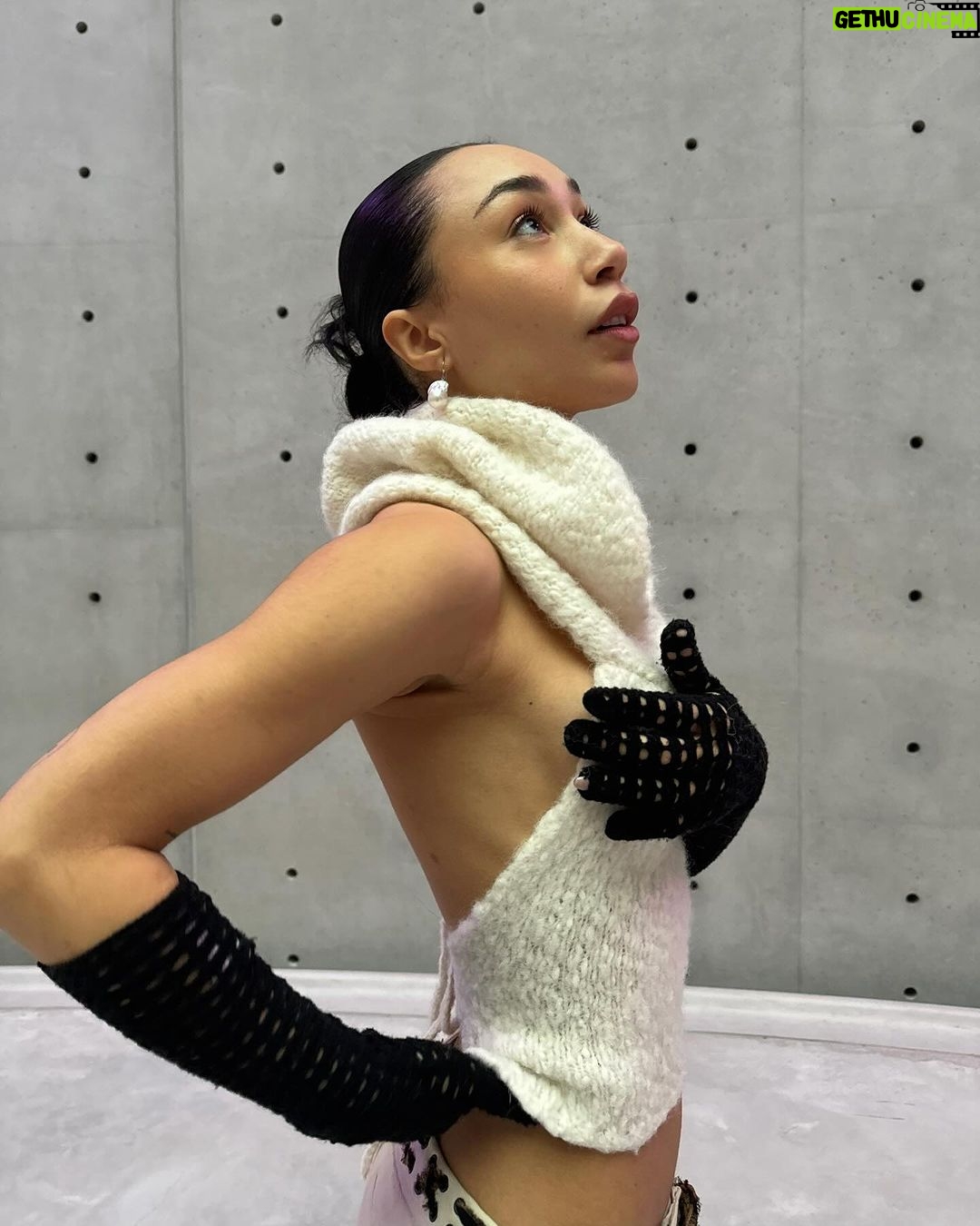 Eva Marisol Gutowski Instagram - Absorbing spiritual energy from oil paintings = oilsynthesis? 🧐