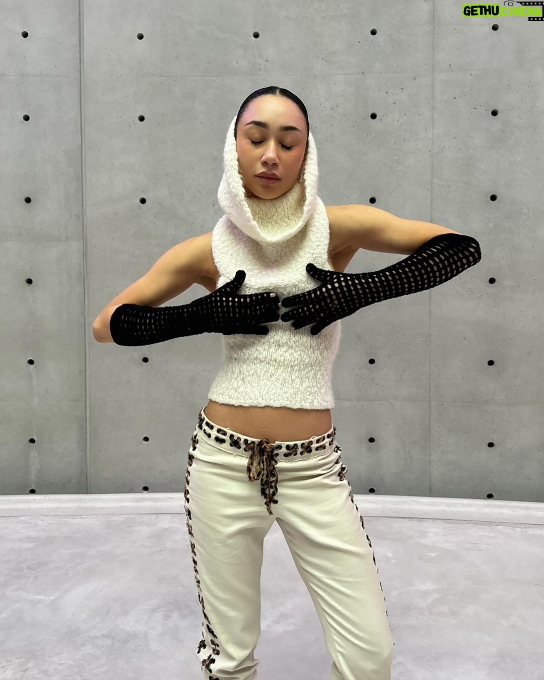 Eva Marisol Gutowski Instagram - Absorbing spiritual energy from oil paintings = oilsynthesis? 🧐