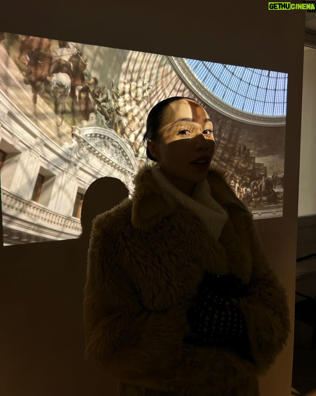 Eva Marisol Gutowski Instagram - Absorbing spiritual energy from oil paintings = oilsynthesis? 🧐