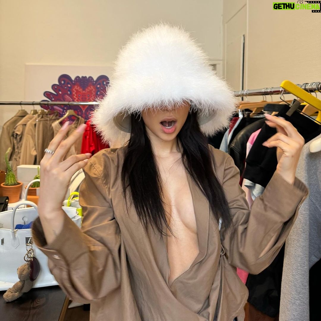 Eva Marisol Gutowski Instagram - My granny panties and i vs fashion week 📈 Paris, France