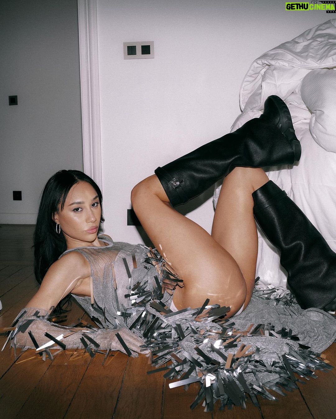 Eva Marisol Gutowski Instagram - Getting dressed with the curtains open 📢✨ Paris, France