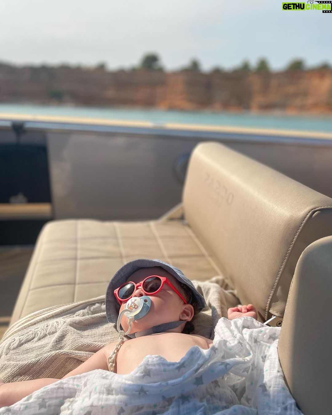 Eve Instagram - #vacationmode #chunkybabylegs #family #friends ♥️