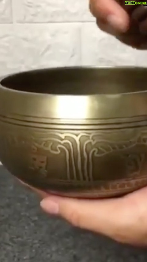 Eve Instagram - I saw this video and had to post. How magical is this? So simple and beautiful, healing with water π¦ and sound ππΎπ€ #highvibes #singingbowls