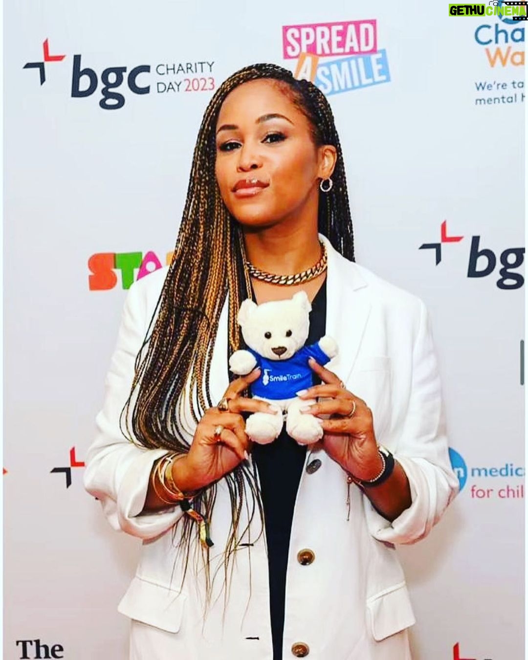 Eve Instagram - Thank you @bgccharityday for letting me disrupt the floor for @smiletrainuk 6 big trades for a good cause!!! 🙌🏾 I think I might switch careers 🤔 #charityday