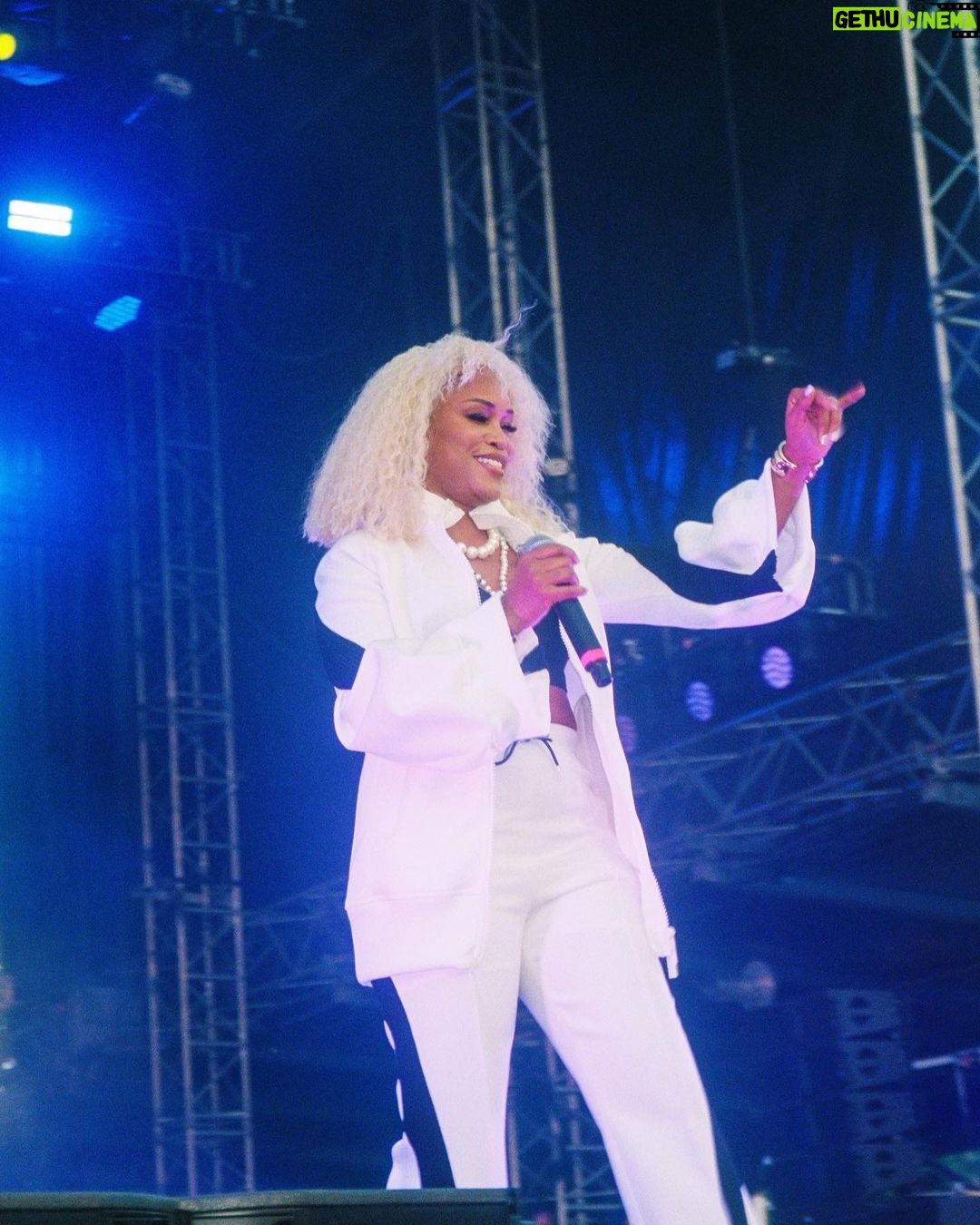 Eve Instagram - #latepost broke @billyclark_ #philly 🍒🙌🏾 #rootspicnic