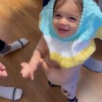 Evelyn Sharma Instagram - Ava put on a pullover today 😍 and taught us all how to be happy about the little things 🥰 #grateful #thelittlethingsinlife #babygirl #momlife #twoundertwo #bestlife