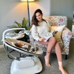 Evelyn Sharma Instagram - When you finally get some mommy me-time in but baby starts babbling too cutely… 🐣🥰 obsessed with my little man! 💖 Thanks for always spoiling me with awesome gifts @4moms_aus #4moms