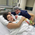Evgeniy Kulik Instagram - Друзья! Вот ещё одна причина почему наши скетчи с @rigina_gaisina временно приостановились. Готовили вам сюрприз😂 Вообщем, мы стали родителями чудесной девчонки! Клинический Госпиталь «Лапино»