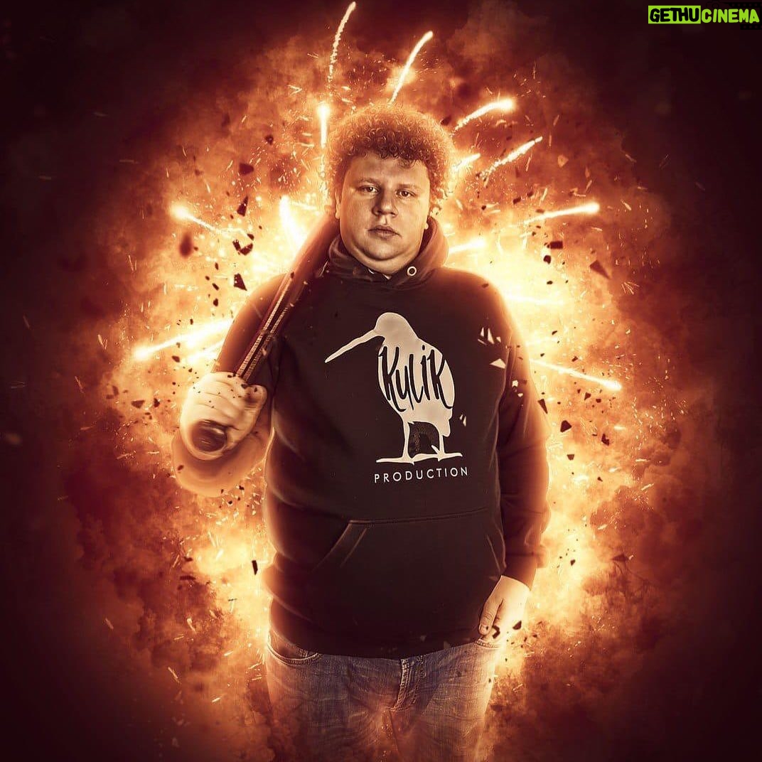 Evgeniy Kulik Instagram - Итак, предлагаю сыграть в простую игру, вы пишите в комментариях начало шутки (например: «очень толстый мальчик…» или «Во время открытия цеха по переработке черной икры…»), а с меня добивка (концовка шутки)! Посмотрим, что получится! Погнали!!!