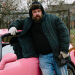 Evgeniy Kulik Instagram - Сегодня закончили снимать ролик! Выйдет в четверг в 18:00, не пропустите, получилось 🔥🔥🔥 А пока ваши варианты что происходит на фото? Чей комментарий наберёт больше лайков тому 3000р на карту 😘