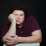 Evgeniy Kulik Instagram - Как я начал снимать вайны. 🎥 ⠀ После съемок в сериале "Остров" (ТНТ) я вернулся в Екатеринбург и начал ждать премьеры. Ждал и грезил, что после нее буду наразрыв, и лучшие продюсеры страны будут за мной охотиться. Ждал, что мне позвонит Константин Эрнст и предложит вести вечернее шоу, или хотя бы позовут сниматься в "Игре престолов". Через полгода премьера прошла, и угадайте сколько звонков мне поступило? Правильно - ноль. ⠀ И тут я понял, что нужно постоянно доказывать всем, что ты что-то можешь. Взял все в свои руки и начал снимать нашу с Ригиной @rigina_gaisina бытовуху. Скоро появились первые результаты, и один из моих роликов репостнул великий и ужасный @timatiofficial После этого каждый день на меня стало подписываться по 40 тысяч человек, а просмотры ролика перевалили за миллион. С тех пор снимаю и стараюсь вас удивлять. ⠀ Кстати, хочу поздравить Тимура с рождением сына! ⠀ PS. а вы на каком ролике решили на меня подписаться?