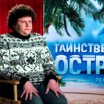 Evgeniy Kulik Instagram - Как я попал в кино. Я учился в УГАХА. Там я попал в команду КВН, потому что отказался платить за вход на игру, и это был единственный способ попасть туда бесплатно. Я решил немножко поиграть в КВН и закончил через 6 лет. Спустя еще 2 года кастинг директор ТНТ, которая видела меня в КВН, пригласила попробоваться на роль в сериале "Остров". Я не поверил, подумал, что это розыгрыш и бросил трубку. Потом мне перезвонили и все объяснили. Прилетел в Москву на кастинг. Пока сидел в коридоре в очереди узнал, что до меня на эту роль в течение года пробовались 150 человек. Я дико волновался. Отснялся и быстро ушел, думал никогда больше там не окажусь. Через неделю мне позвонили и сказали: "Ждем вас на повторные пробы". Оказывается режиссеру понравилось как я волновался 😃. Спустя 4 кастинга, на которых постоянное волнение стало главной чертой характера моего персонажа, я получил свою первую роль. Однако опыта съемки в кино у меня не было. Если вам интересно как развивались события дальше, пишите в комментариях👇