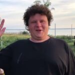 Evgeniy Kulik Instagram - Узнал, что на меня подписано много людей из-за границы . Решил рассказать вам о жизни на русской даче 🏡 Пишите в комментариях, откуда вы, и сохраняйте, чтобы показать своим иностранным друзьям 😊 если у тебя такой же инглиш ставь ❤️