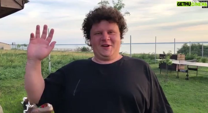 Evgeniy Kulik Instagram - Узнал, что на меня подписано много людей из-за границы . Решил рассказать вам о жизни на русской даче 🏡 Пишите в комментариях, откуда вы, и сохраняйте, чтобы показать своим иностранным друзьям 😊 если у тебя такой же инглиш ставь ❤️