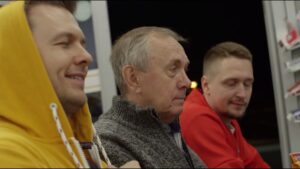 Evgeniy Kulik Instagram - Тим Кук, когда ты уже выпустишь что-то действительно полезное?
Те, кому нужен такой браслет, ставим лайк, давайте узнаем сколько нас 😂😂😂