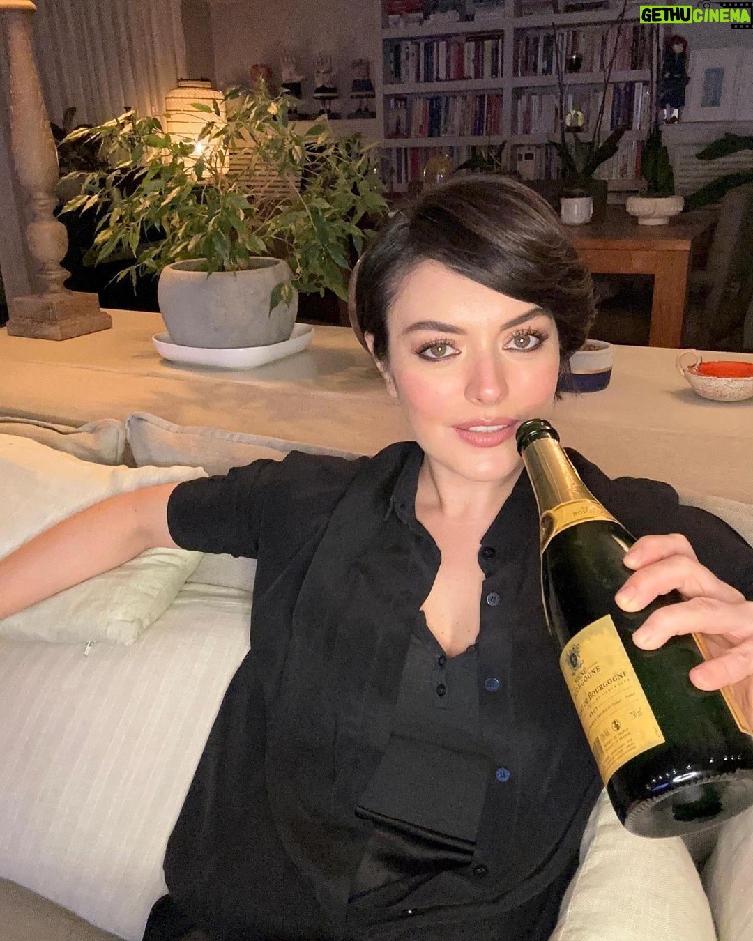 Ezgi Mola Instagram - Yallah 2022 Hoş gel, sağlıkla, aşkla, bereketinle, huzurunla gel 2023 .. 4 yılı devirdik mi Mustafa bey 🍾🌸🤍
